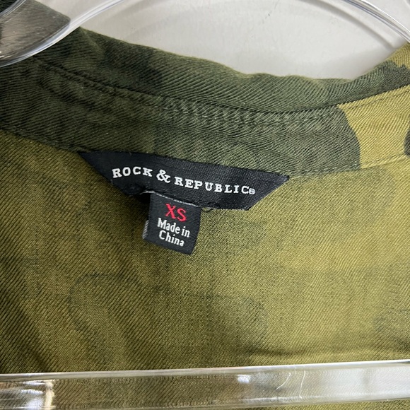 Rock & Republic Green Camouflage Button-Up Shirt. XS. Adjustable sleeves. - Picture 7 of 7